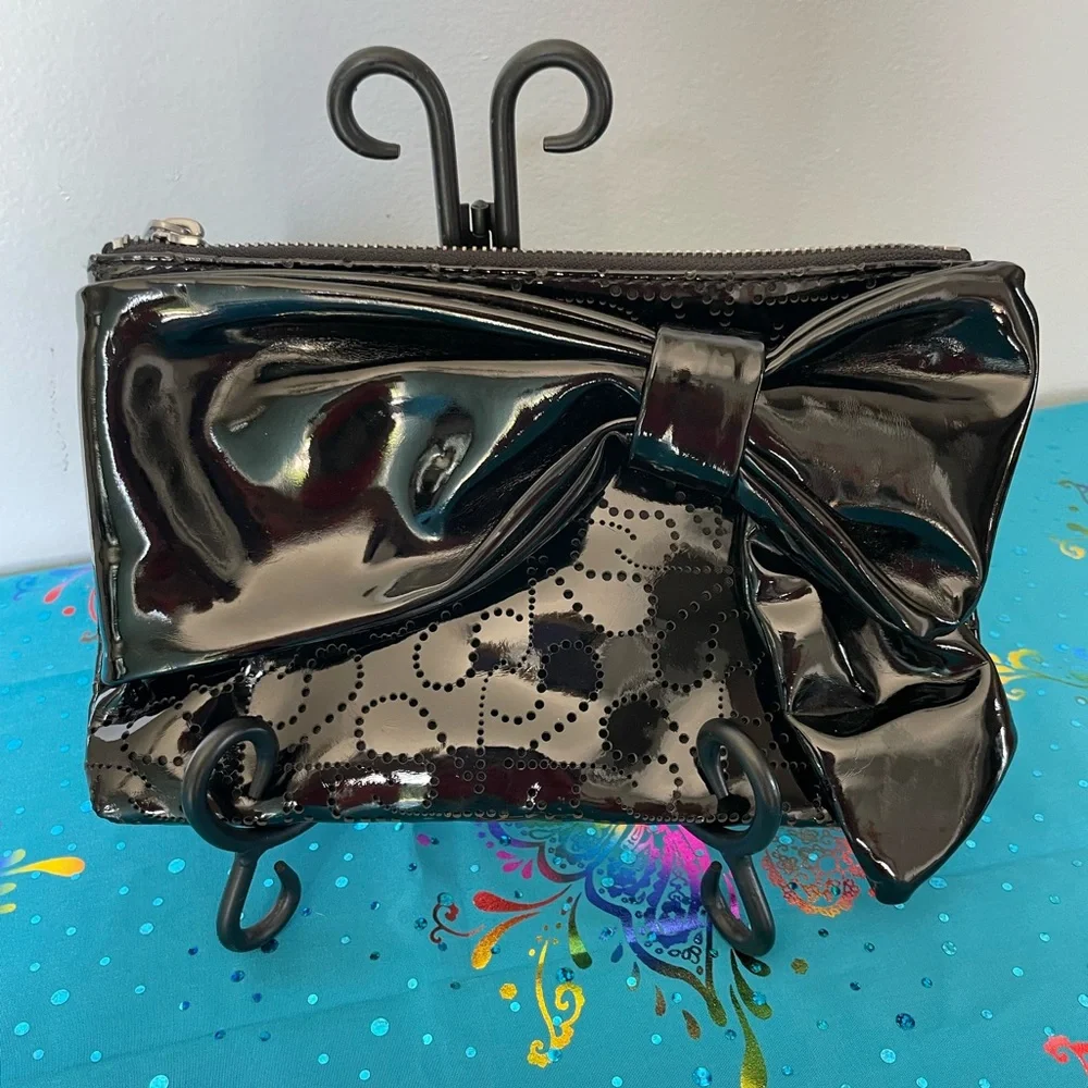 NWOT Simply Vera Vera Wang Perforated Wristlet